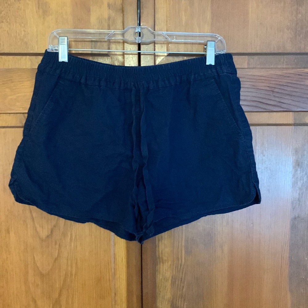 Navy blue shorts! Size medium. Brand Loft! In great condition! Super comfortable